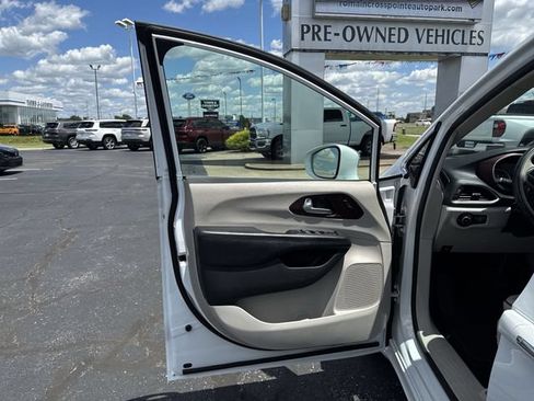Used 2019 Chrysler Pacifica Limited FWD image 10