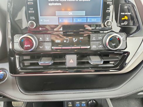 Used 2022 Toyota Highlander XLE image 28