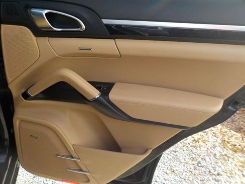 Used 2016 Porsche Cayenne w/ Premium Package image 26