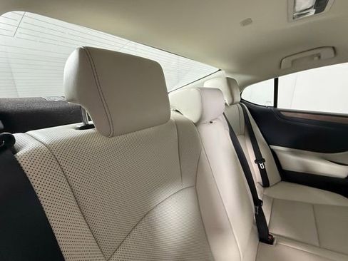 Used 2025 Lexus ES 300h w/ Premium Package image 29