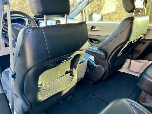 Used 2024 Chrysler Pacifica Touring-L image 19