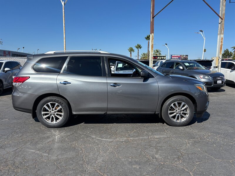 Used 2015 Nissan Pathfinder SV w/ Trailer Tow Package FWD image 2