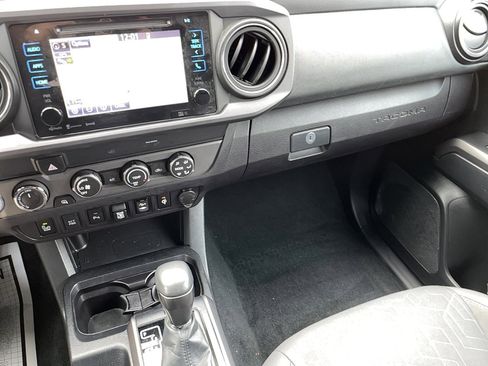 Used 2019 Toyota Tacoma TRD Off-Road image 10