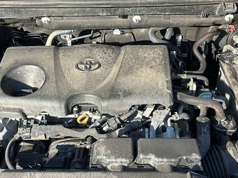 Used 2021 Toyota RAV4 XLE AWD/4WD image 31