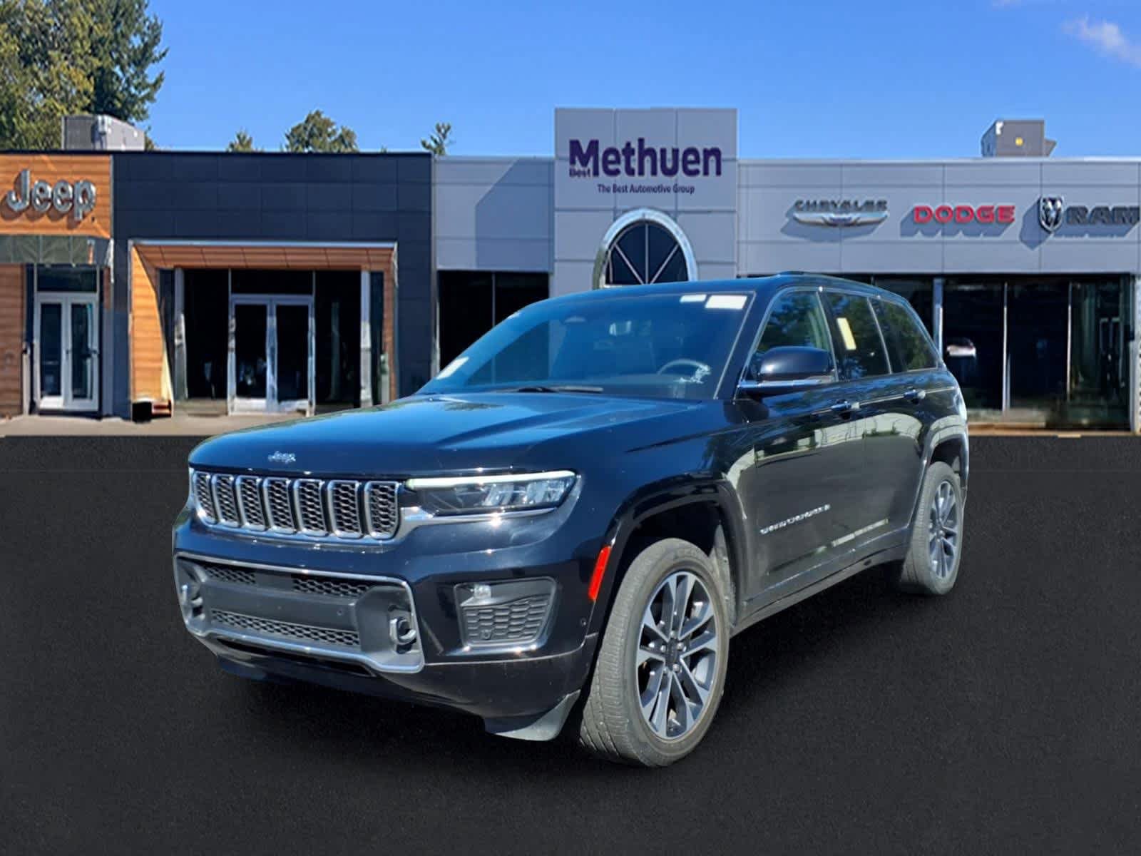 Used 2023 Jeep Grand Cherokee Overland w/ Luxury Tech Group IV AWD/4WD image 7