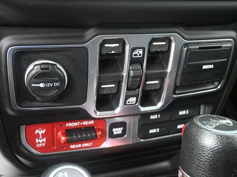 Used 2018 Jeep Wrangler Unlimited Rubicon AWD/4WD image 30