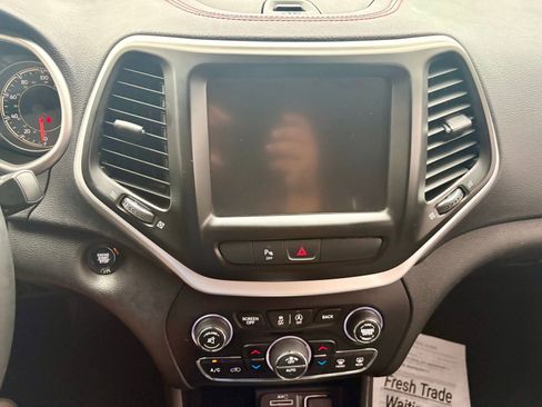 Used 2018 Jeep Cherokee Trailhawk w/ Comfort/Convenience Group AWD/4WD image 20