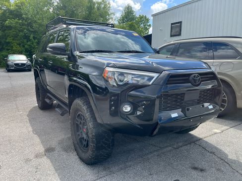 Used 2022 Toyota 4Runner SR5 Premium w/ Moonroof Package image 2