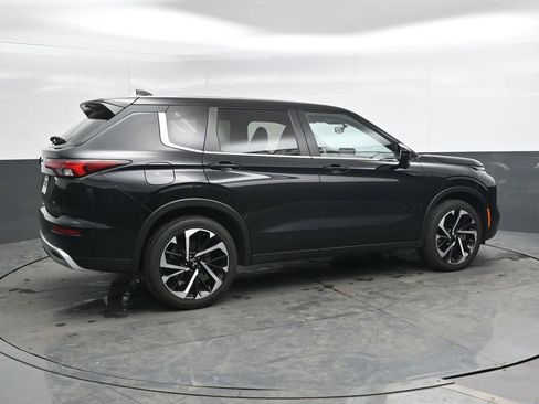 Used 2024 Mitsubishi Outlander SE image 2