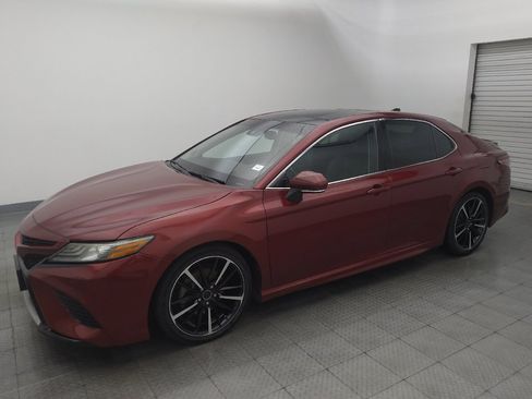 Used 2018 Toyota Camry XSE FWD image 2