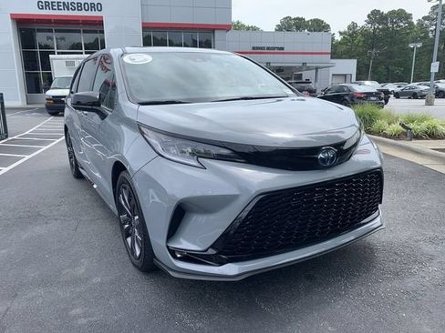 Used 2025 Toyota Sienna XSE FWD image 2