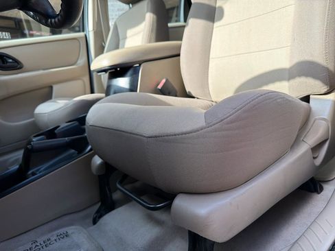 Used 2004 Ford Escape XLS FWD image 12