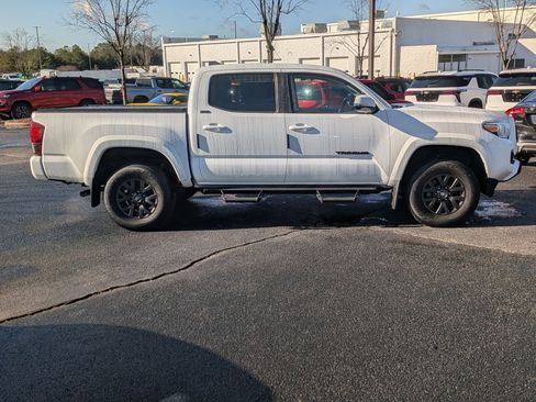 Used 2022 Toyota Tacoma SR5 w/ Technology Package image 10