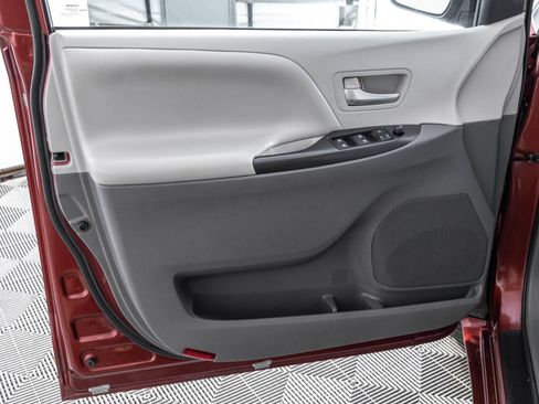 Used 2017 Toyota Sienna LE AWD/4WD image 34