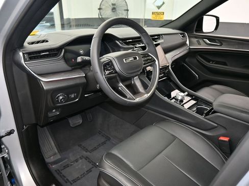 Used 2024 Jeep Grand Cherokee Overland w/ Luxury Tech Group IV image 10