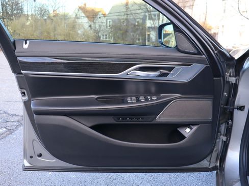 Used 2022 BMW 750i xDrive w/ M Sport Package image 23