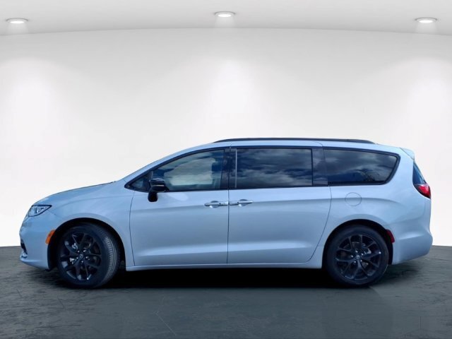 Used 2026 Chrysler Pacifica Limited w/ S Appearance Package FWD image 11