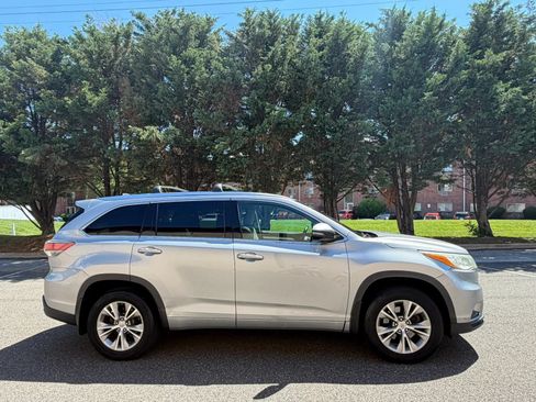 Used 2015 Toyota Highlander XLE AWD/4WD image 8