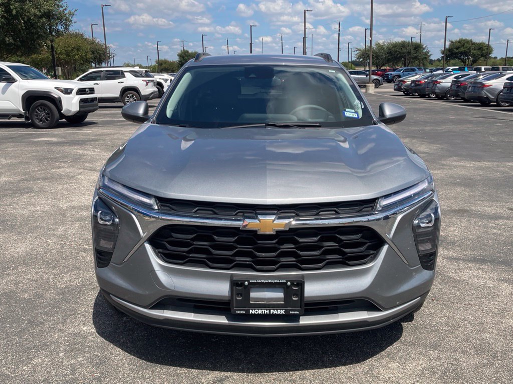Used 2026 Chevrolet Trax LT FWD image 2