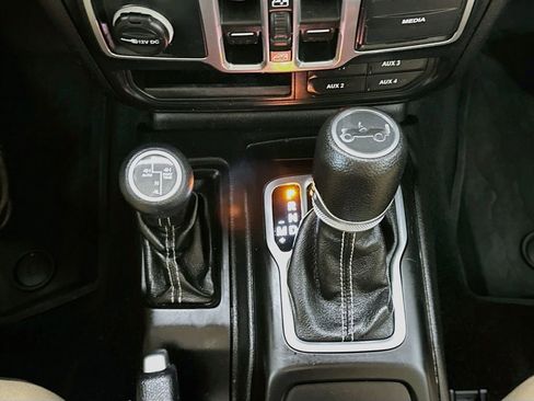 Used 2018 Jeep Wrangler Unlimited Sahara AWD/4WD image 16
