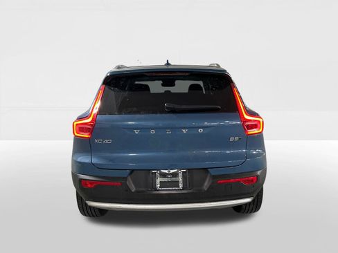 Used 2025 Volvo XC40 B5 Core image 3