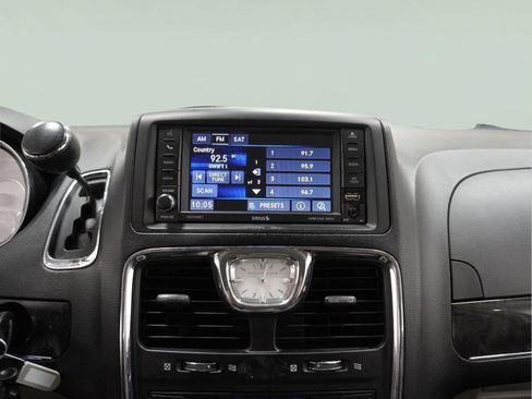 Used 2016 Chrysler Town & Country Touring FWD image 21