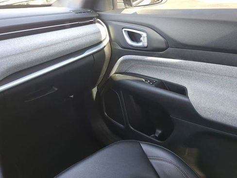 Used 2024 Jeep Compass Latitude image 19