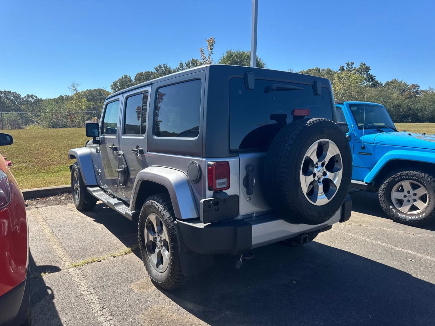 Used 2017 Jeep Wrangler Unlimited Sahara w/ Connectivity Group AWD/4WD image 11