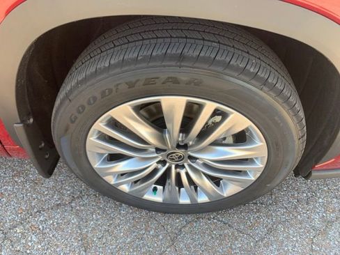 New 2026 Toyota Highlander Platinum AWD/4WD image 9