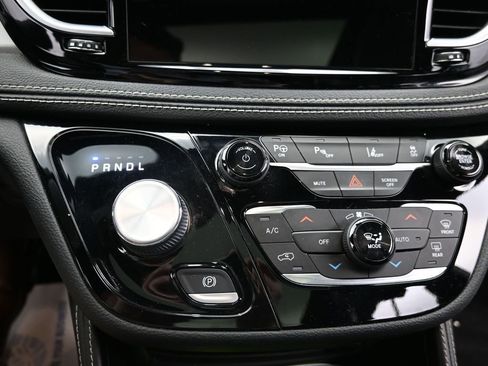 Used 2022 Chrysler Pacifica Limited w/ Uconnect Theater Family Group image 16