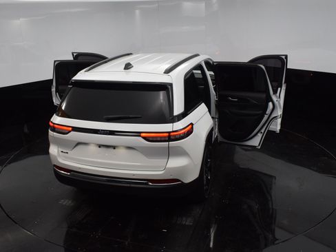 Used 2023 Jeep Grand Cherokee Altitude image 39