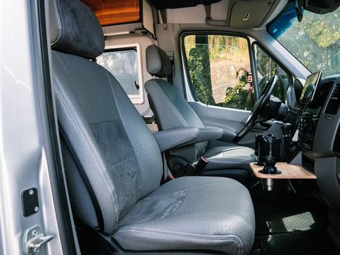Used 2018 Mercedes-Benz Sprinter 2500 image 31