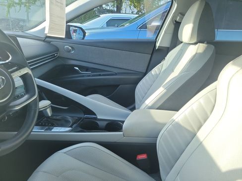 Used 2021 Hyundai Elantra Limited FWD image 7