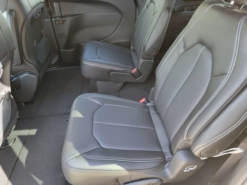 New 2026 Chrysler Pacifica Select FWD image 11