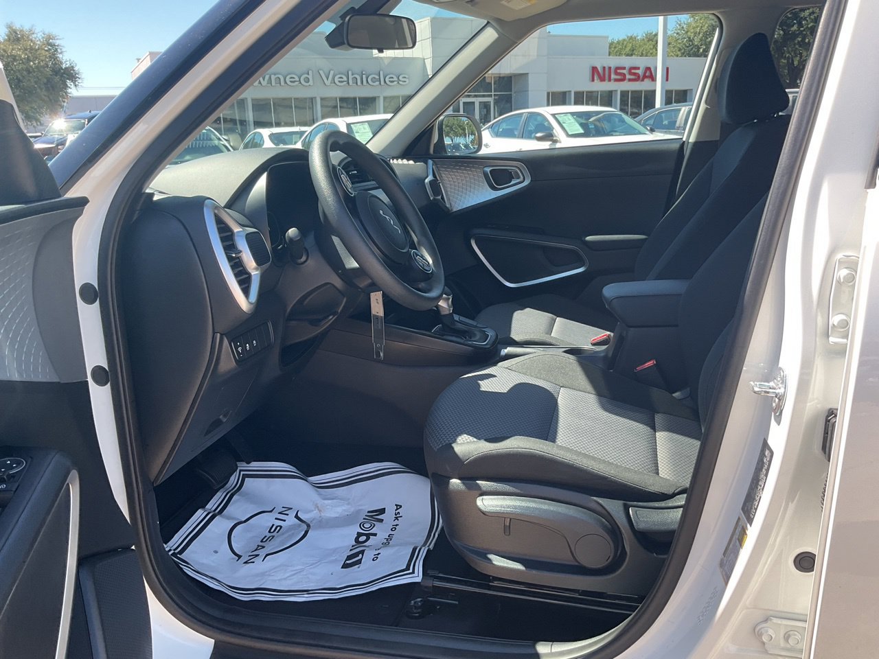 Used 2025 Kia Soul LX w/ LX Technology Package FWD image 8
