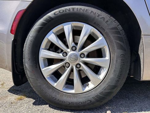 Used 2018 Chrysler Pacifica Touring-L FWD image 6