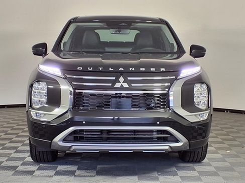Used 2025 Mitsubishi Outlander SE image 2