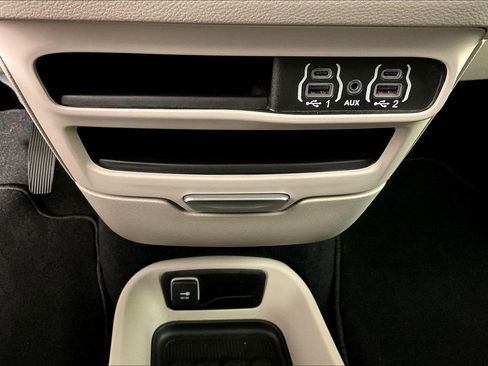 Used 2024 Chrysler Pacifica Touring-L image 32