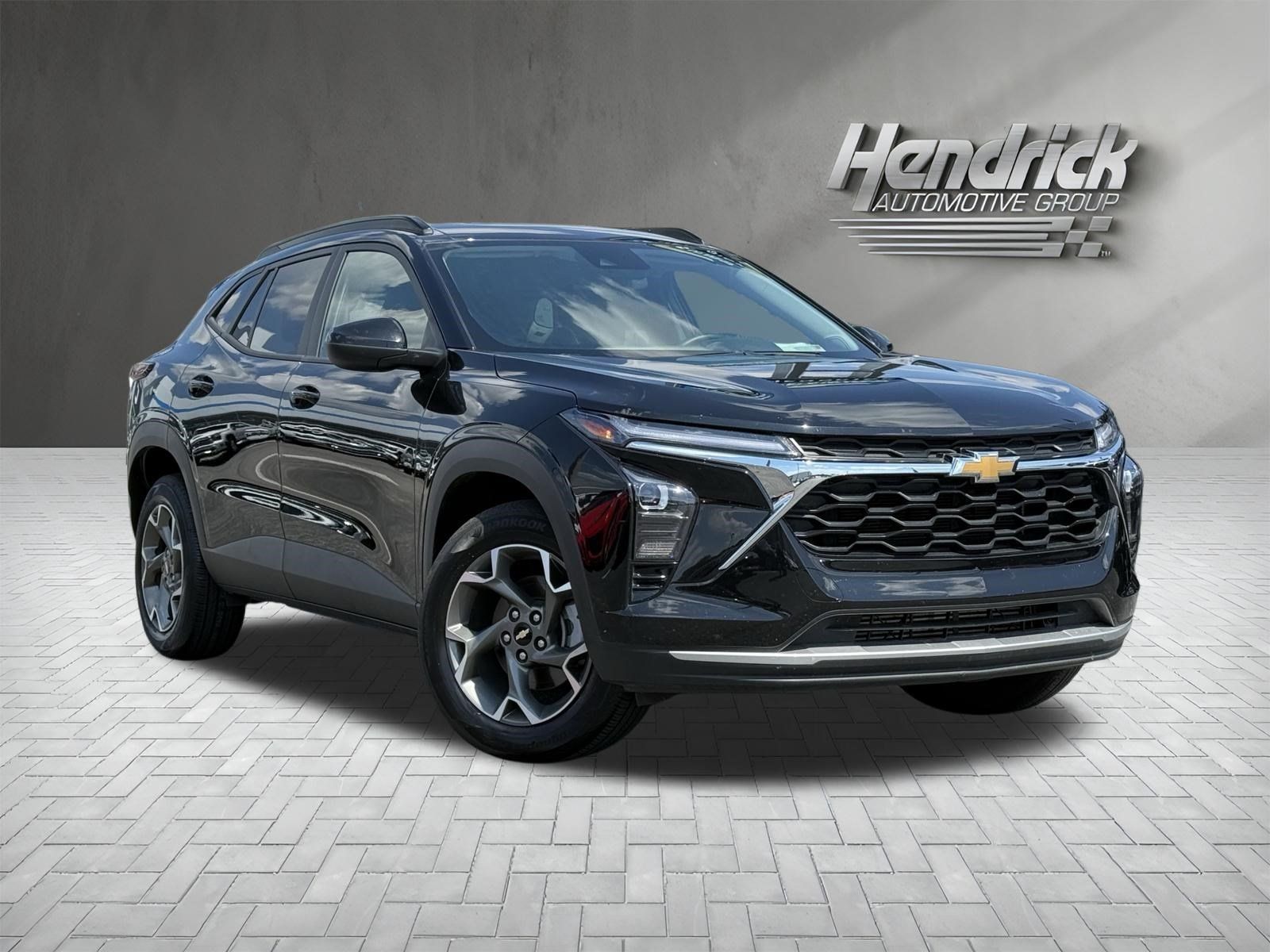 Used 2025 Chevrolet Trax LT w/ LT Convenience Package FWD image 2