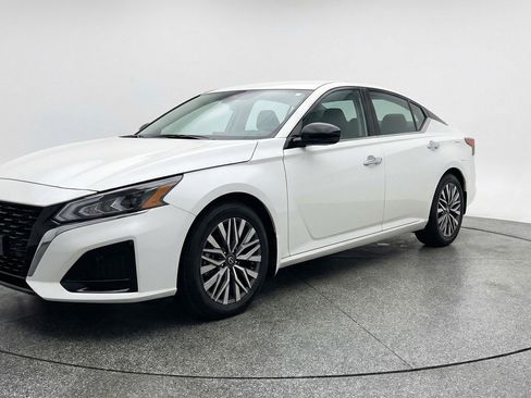 Used 2025 Nissan Altima 2.5 SV FWD image 3