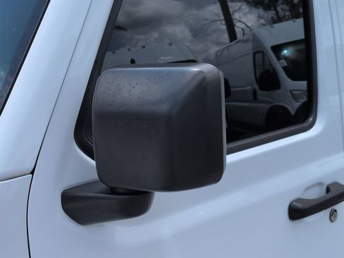 Used 2018 Jeep Wrangler Unlimited Sahara AWD/4WD image 12