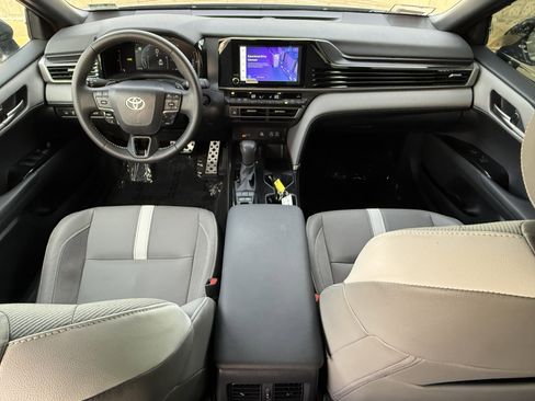 Used 2025 Toyota Camry SE image 28