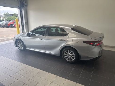 Used 2022 Toyota Camry LE image 7