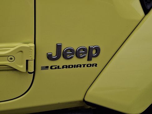 Used 2023 Jeep Gladiator Overland image 31