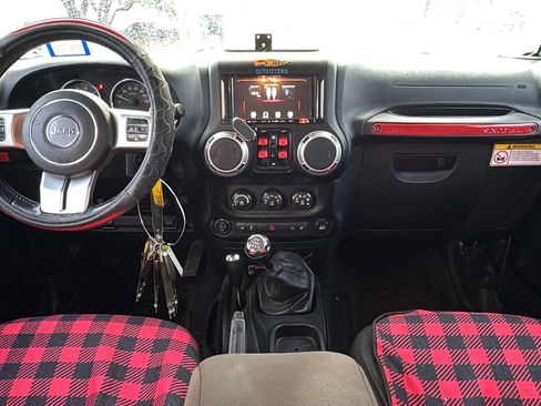 Used 2015 Jeep Wrangler Unlimited Rubicon image 17