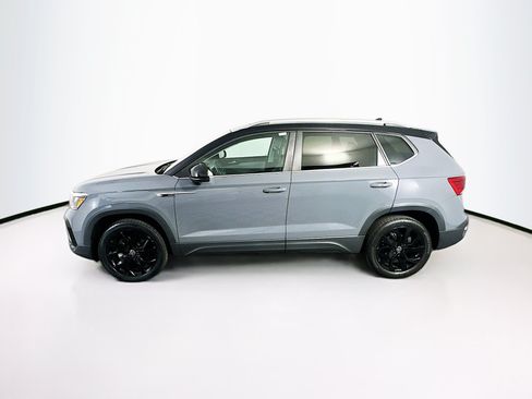 Used 2023 Volkswagen Taos SE w/ Panoramic Sunroof Package FWD image 4