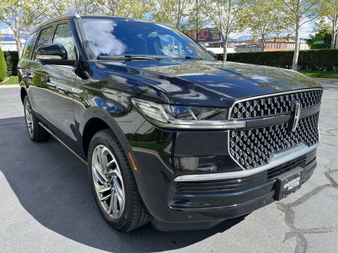 Used 2025 Lincoln Navigator Reserve image 4