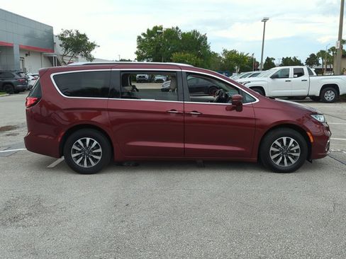 Used 2021 Chrysler Pacifica Touring-L w/ Premium & Safety Sphere Group FWD image 4