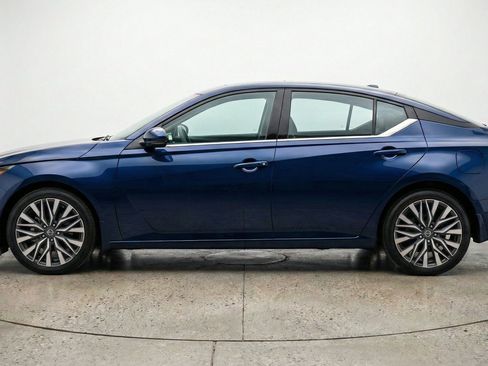 Used 2025 Nissan Altima 2.5 SV FWD image 5