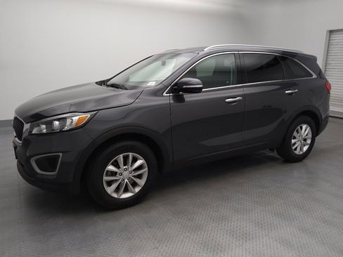 Used 2017 Kia Sorento LX image 2